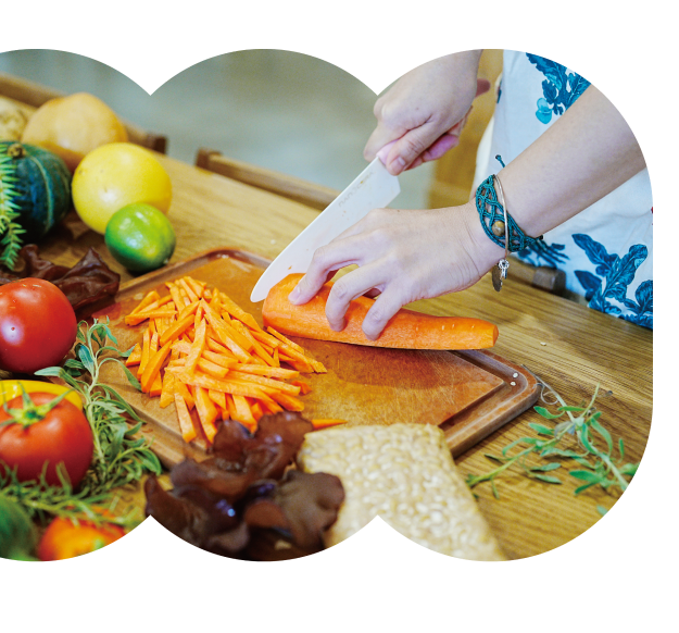 cutting a carrot descoration photo